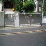 gartentuere-und-gartentor-mit-designfuellung.jpg